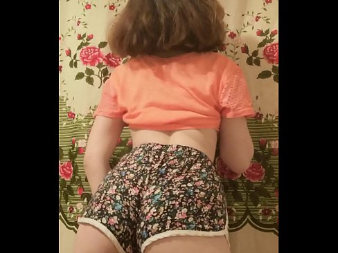 ❤️ Leanbh óg sexy ag baint dá shorts ar cheamara Porn bhaile ag ga.hdpornpics.ru