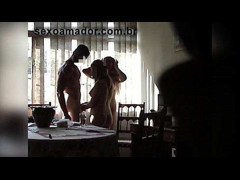 ❤️ Tugann cairde gnéis cuireadh d'fhear ollmhór agus do thriúr in éineacht leis Porn bhaile ag ga.hdpornpics.ru